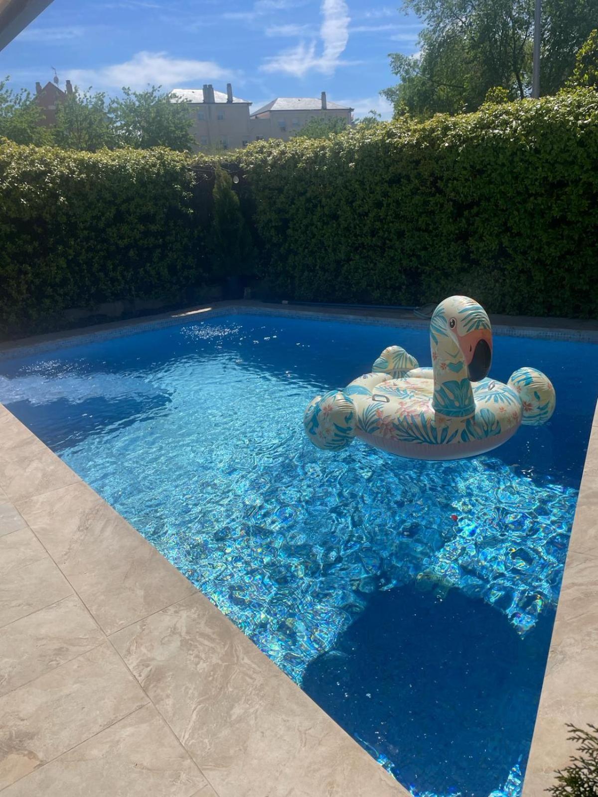 Space In The Villa With Poll Near Golf In Madrid Exterior photo